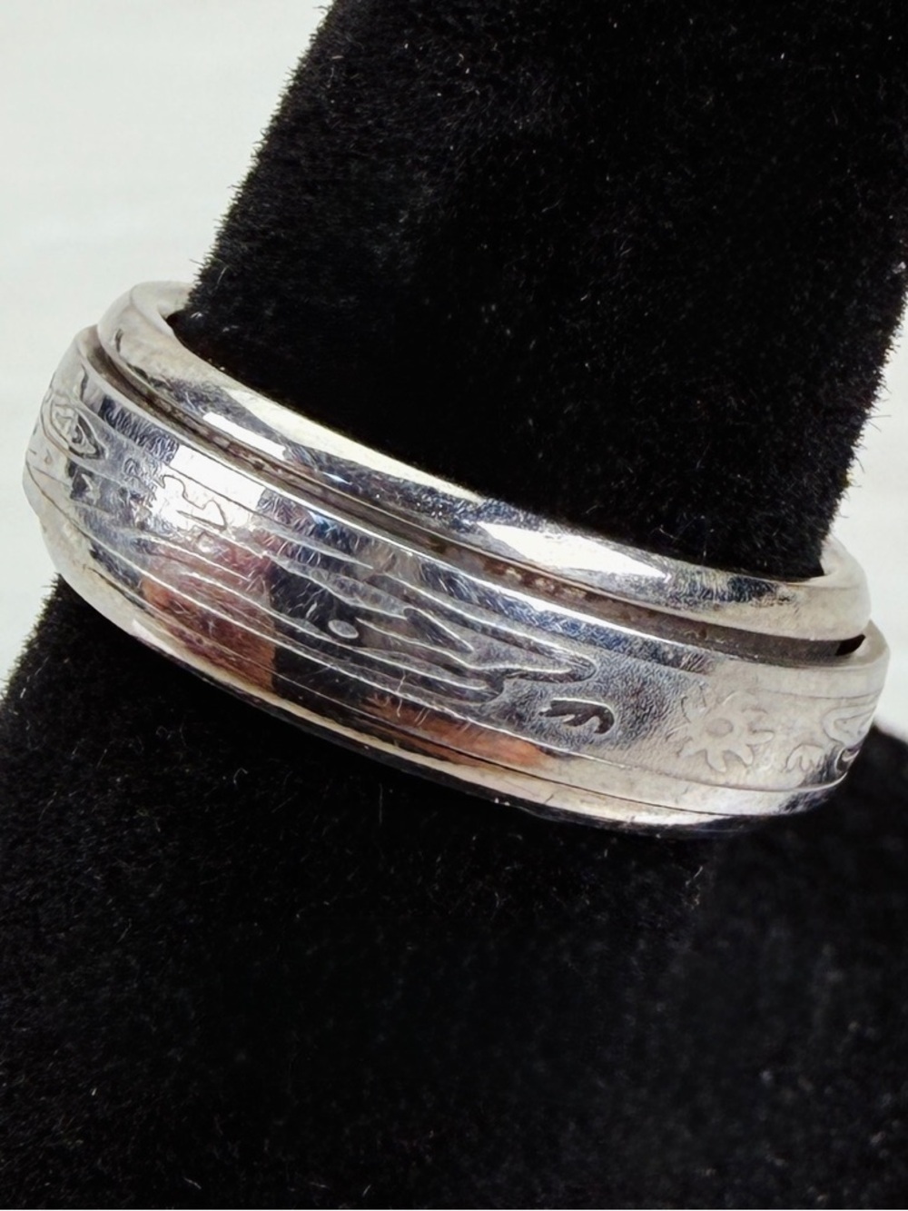 Aged Silvertone etched size 4 3/4 anxiety, spinner band ring